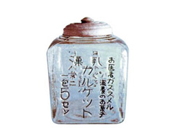 ガラス瓶に文字を彫り込んだカルケットの容器